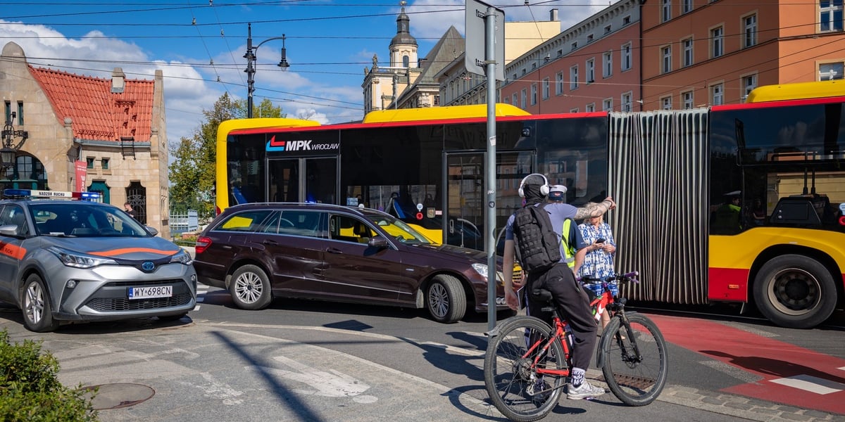 Kolizja autobusu miejskiego i samochodu osobowego.