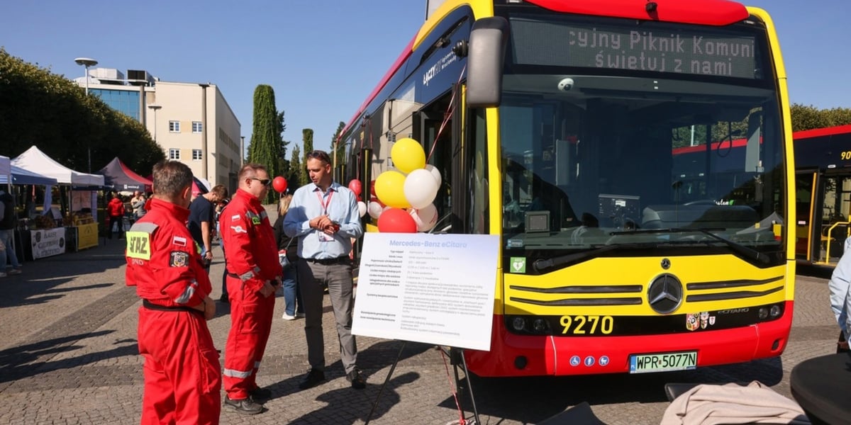 Archiwalne zdjęcie z Pikniku Aglomeracyjnego w 2025 r. Na zdjęciu strażacy stoją przy autobusie aglomeracyjnym.