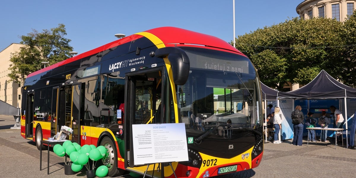 Archiwalne zdjęcie z Pikniku Aglomeracyjnego w 2025 r. Na zdjęciu autobus na pikniki aglomeracyjnym