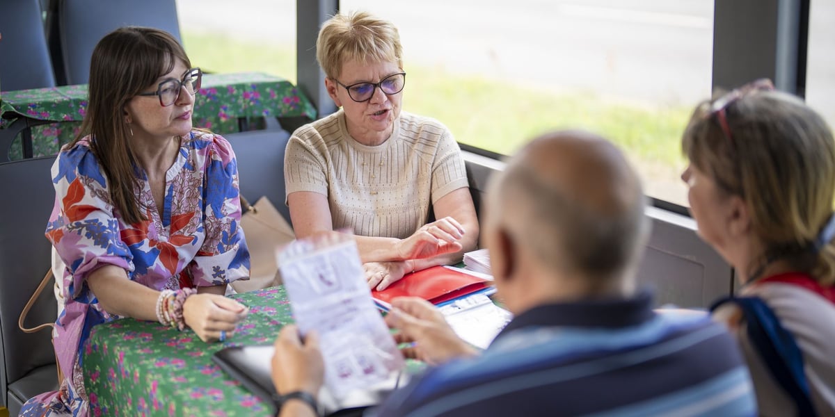 SILVERBUS - pierwszy przystanek 2 edycji, Park &Ride „Wzgórze Andersa” niedaleko Uniwersytetu Ekonomicznego. Na zdjęciu mężczyzna i kobieta rozmawiają z przedstawicielkami MOPS.