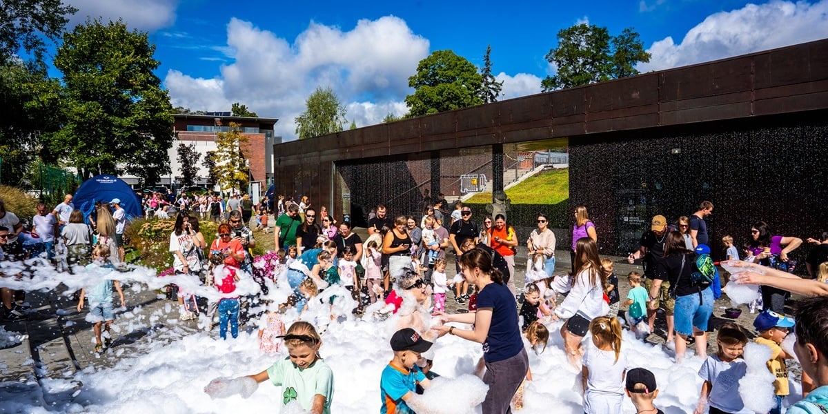 Rodzinny piknik pełen atrakcji we wrocławskim Hydropolis, poprzednia edycja. Na zdjęciu zadowoleni, bawiący się uczestnicy (zdjęcie archiwalne)