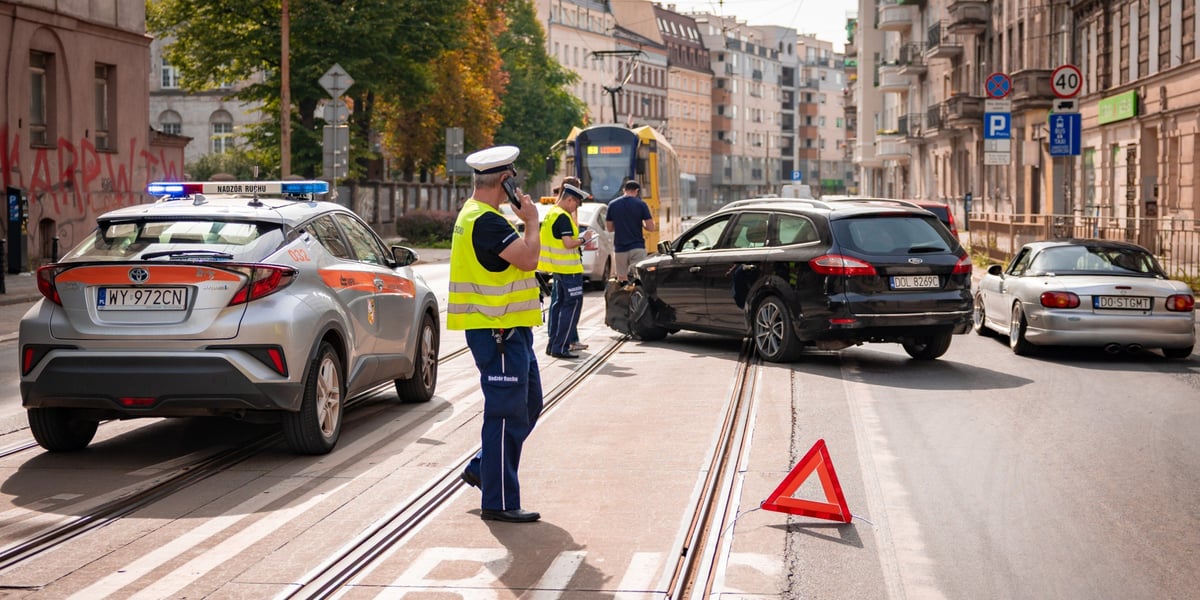 Zderzenie samochodów na ulicy Traugutta 