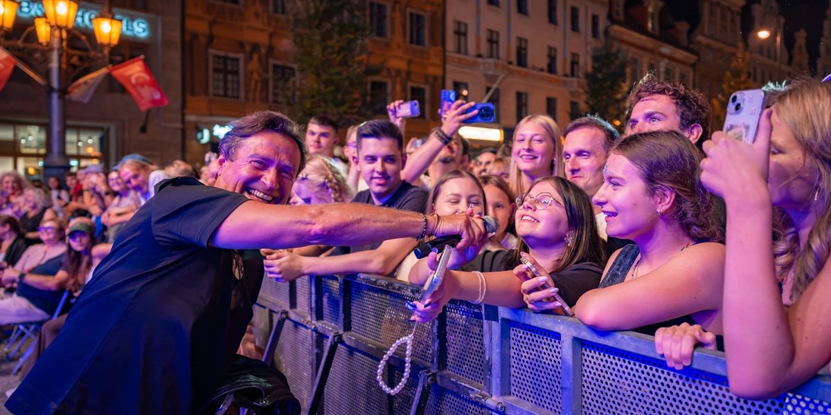 Koncert Budki Suflera i Justyny Steczkowskiej na Rynku. Na zdjęciu Jacek Kawalec, wokalista Budki Suflera, i widzowie
