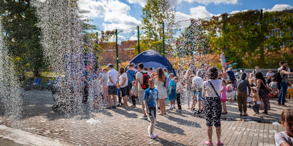Uczestnicy pikniku w Hydropolis. Na pierwszym planie kurtyna wodna.