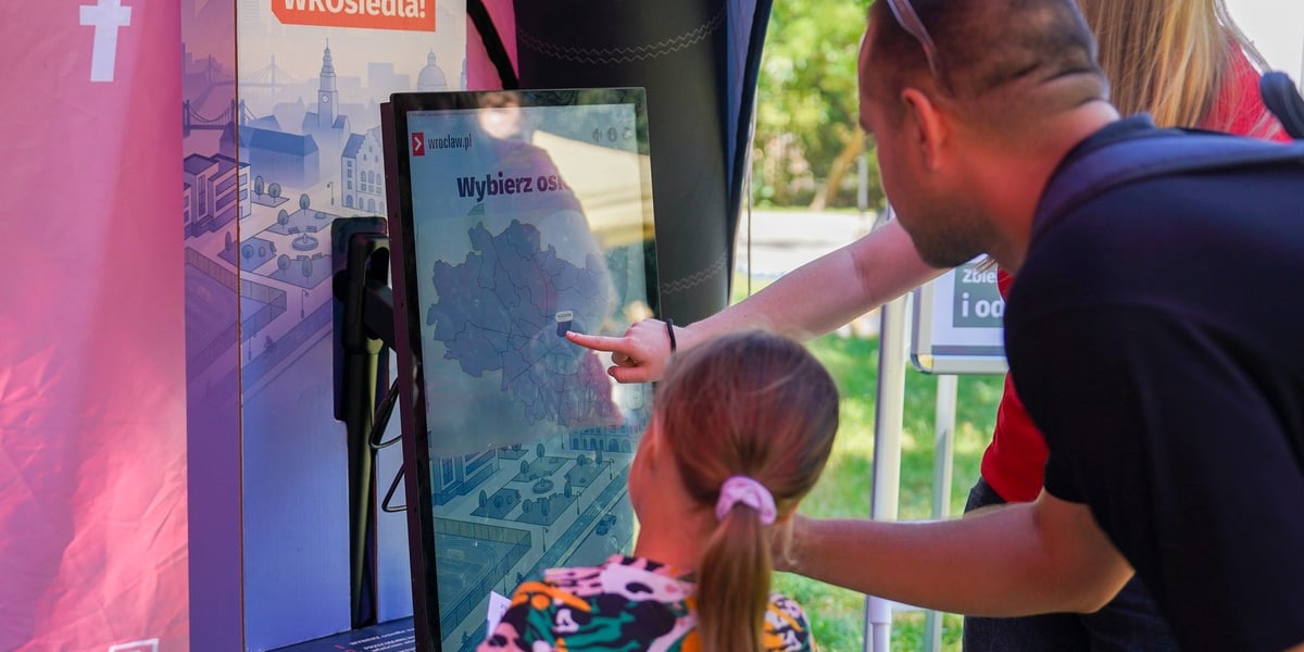Piknik w parku parku im. Lesława Węgrzynowskiego. Na zdjęciu dziecko i dorośli biorą udział w grze