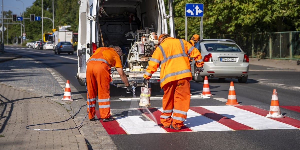 Malowanie pasów na przejściu dla pieszych na ulicy Kwidzyńskiej