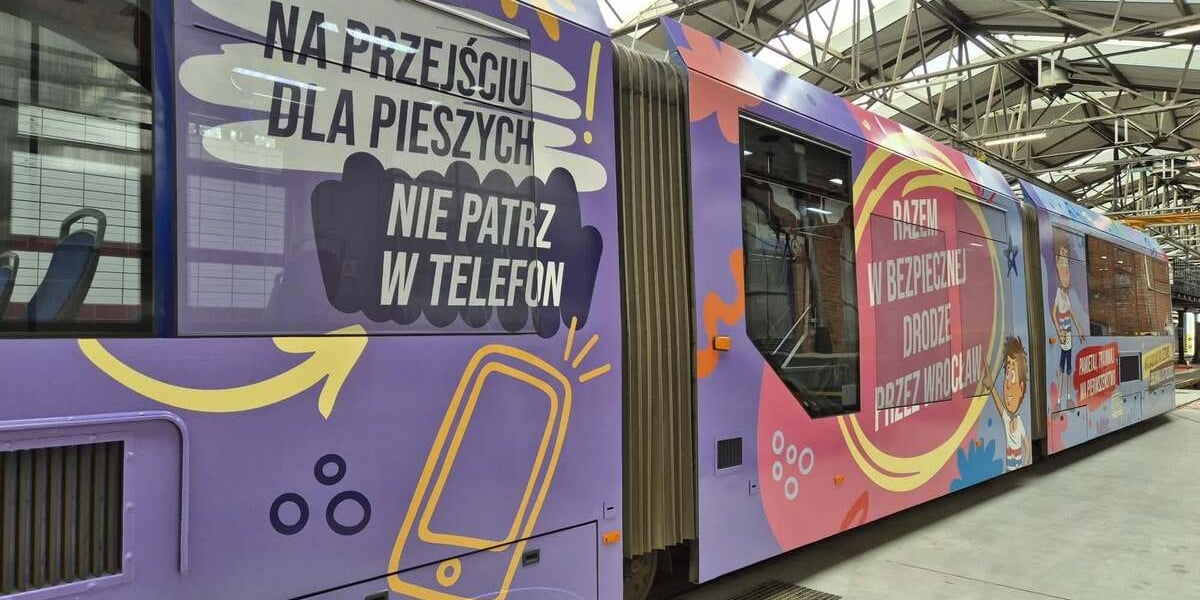 Oklejony "tramwaj bezpieczeństwa" w zajezni tramwajowej