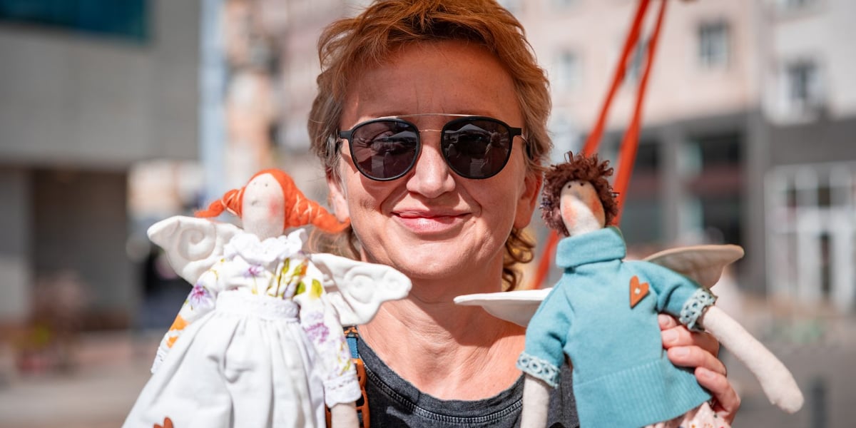 Ręki Dzieła Fest przy Katedrze św. Marii Magdaleny we Wrocławiu, 05.09.2026 r. Na zdjęciu kobieta prezentująca dwie ręcznie robione lalki