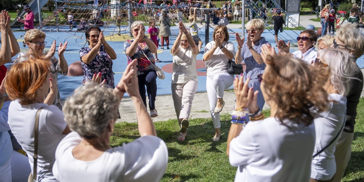 Piknik sąsiedzki na Hubach, 05.09.2026 Na zdjęciu tańczący w kręgu uczestnicy wydarzenia