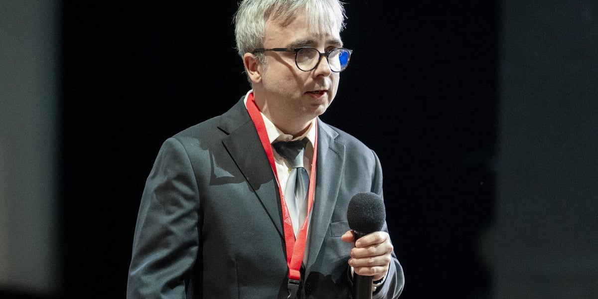Prof. Marcin Sabok z McGill University w Montrealu laureatem The Ryll-Nardzewski Prize ustanowionej przez Prezydenta Wrocławia. Na zdjęciu mężczyzna w garniturze mówi do mikrofonu