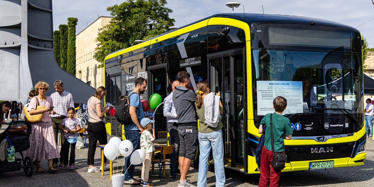 Druga edycja Aglomeracyjnego Pikniku Komunikacyjnego we Wrocławiu. Na zdjęciu nowoczesny autobus i grupka osób przy nim