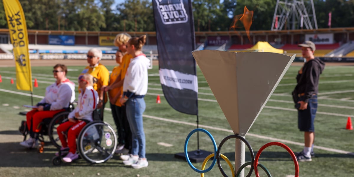 Piąta edycja Wrocławskiej Integracyjnej Olimpiady Sportowej na Stadionie Olimpijskim. Na pierwszym planie znicz olimpijski. 