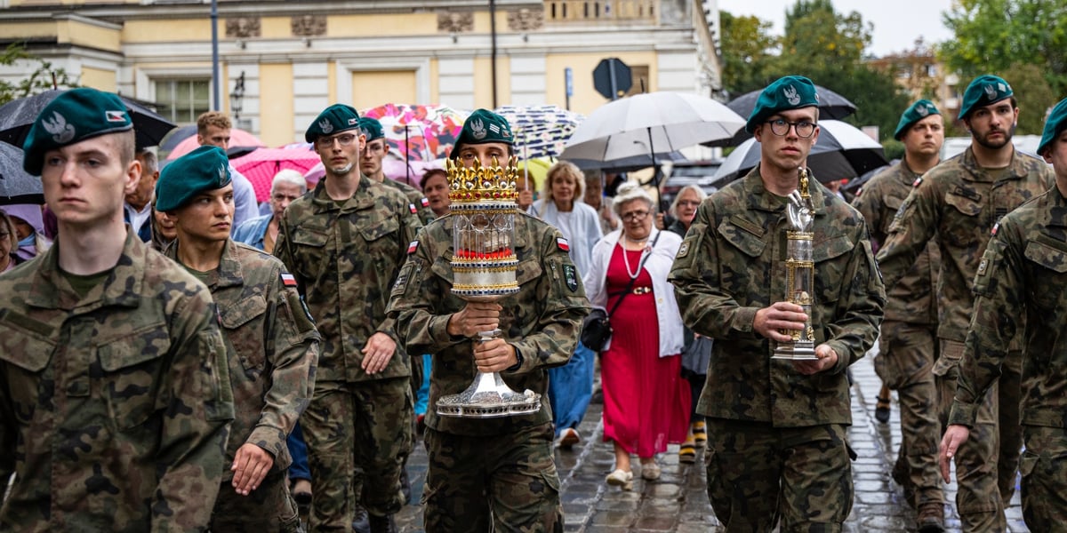 Procesja z relikwiami św. Doroty i św. Stanisława przeszła ulicami Wrocławia. Na zdjęciu: osoby w mundurach AWL niosą dwa relikwiarze