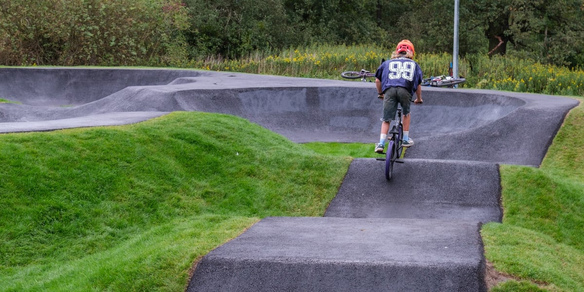 Rowerzysta na nowym torze na Leśnicy, wrzesień 2026