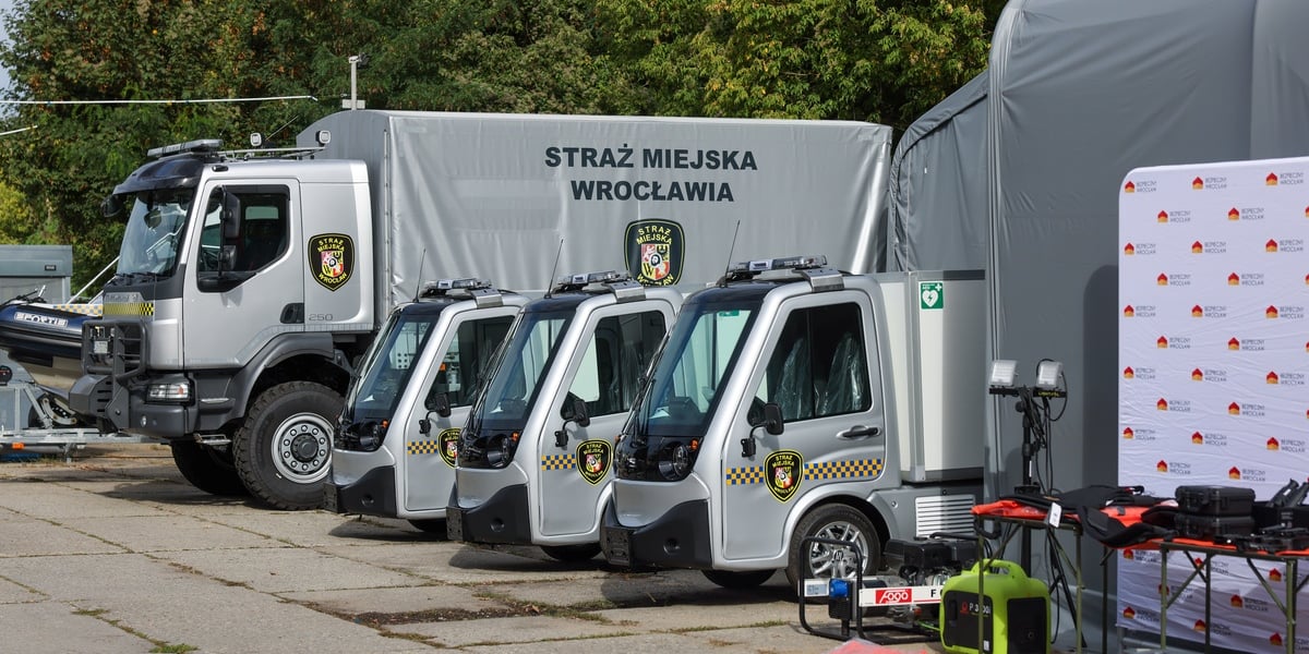 Prezentacja nowych pojazdów i specjalistycznego sprzętu Straży Miejskiej Wrocławia. Na zdjęciu meleksy i samochody strażników miejskich