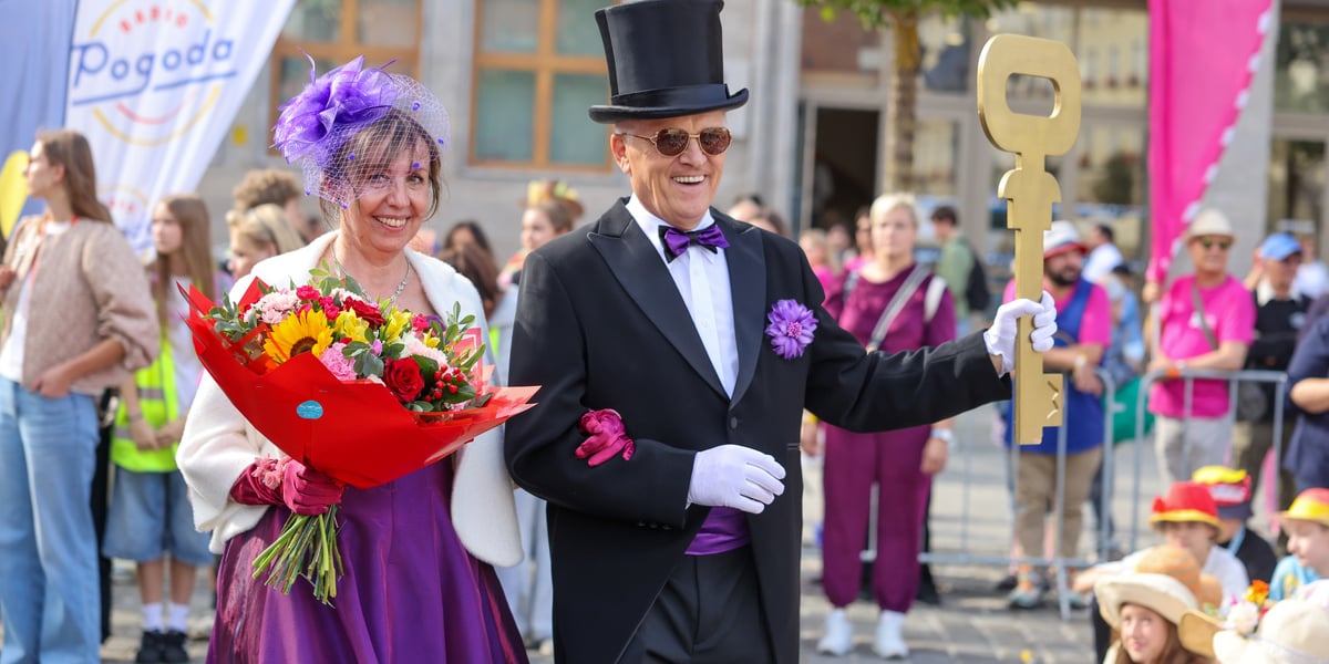 Marsz Kapeluszy - Dni Seniora 2026 we Wrocławiu. Na zdjęciu Senioralna Para Królewska z symbolicznym kluczem do bram Wrocławia