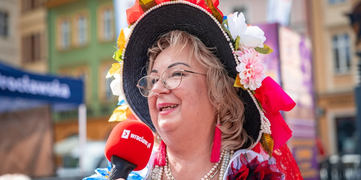 Uczestniczka Wrocławskich Dni Seniora w pięknym kapeluszu przed mikrofonem portalu Wroclaw.pl