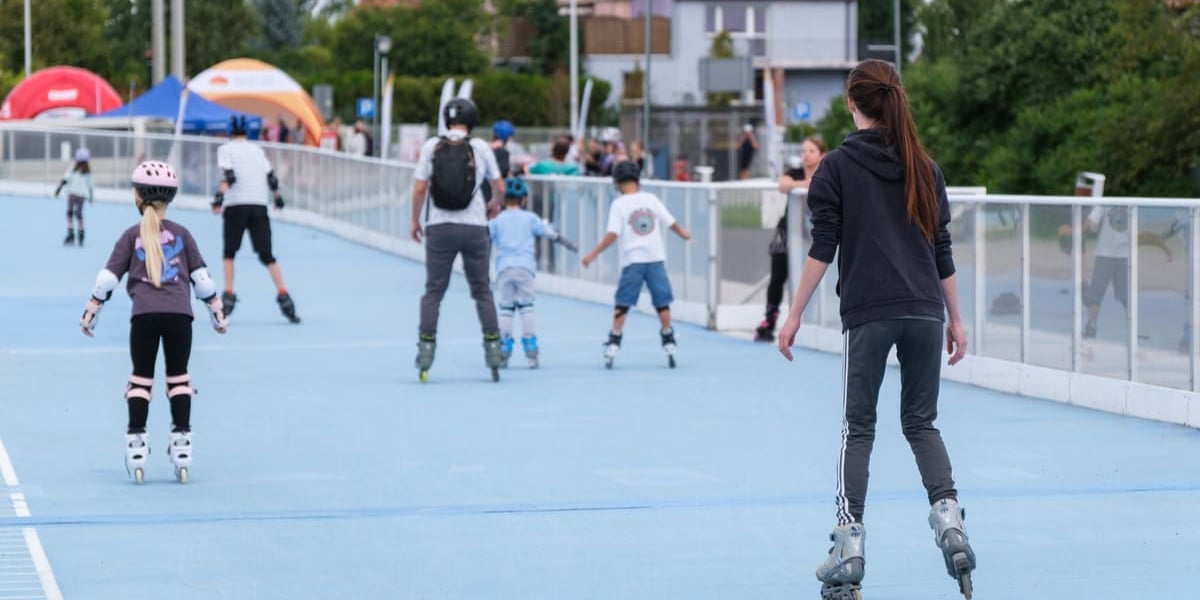 Spartan Skate przy ul. Jaksonowickiej. Wrocław, 20.09.2026. Na zdjęciu dorośli i dzieci jeżdżący na rolkach po niebieskim torze wrotkarskim.