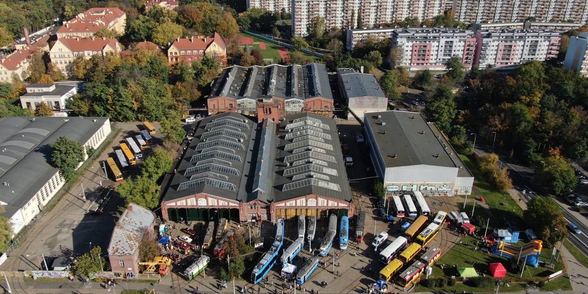 Hale dawnej zajezdni tramwajowej przy ul. Legnickiej podczas Dnia Otwartego Zajezdni Popowice - widok z drona, zdjęcie archiwalne.