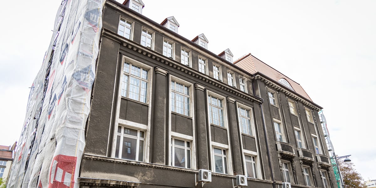 Gmach przy Placu Muzealnym 16 częściowo zasłonięty rusztowaniami z płachtami, wrzesień 2026