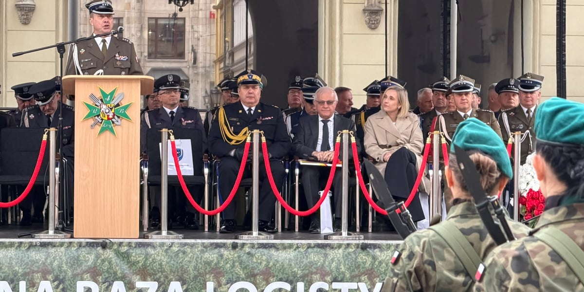 Uroczystości jubileuszowe 4. Regionalnej Bazy Logistycznej we Wrocławiu. Na zdjęciu płk Mirosław Giel, dowódca jednostki, przemawia podczas apelu na Rynku we Wrocławiu