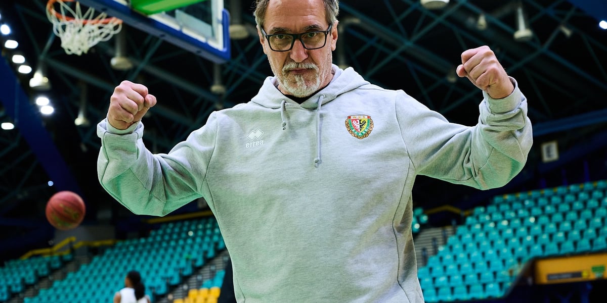 Jacek Winnicki (drugi trener WKS-u) unoszący ramiona i zaciskający pięści, Hala Orbita, wrzesień 2026