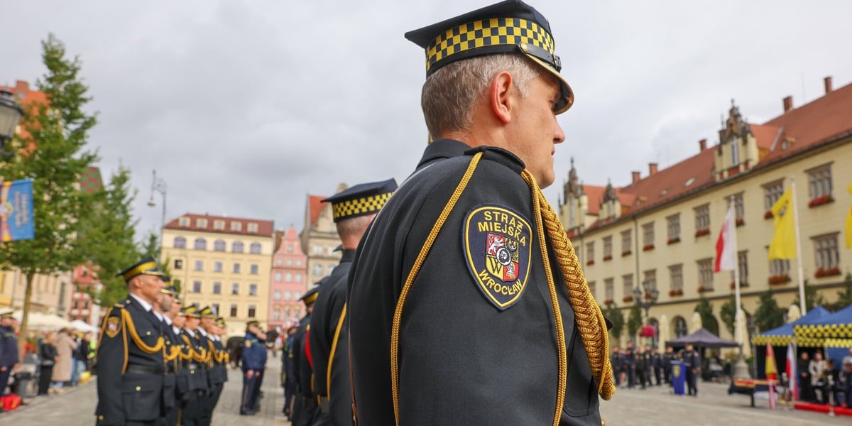 Strażnik miejski w mundurze na uroczystości na Rynku, 25 września 2026
