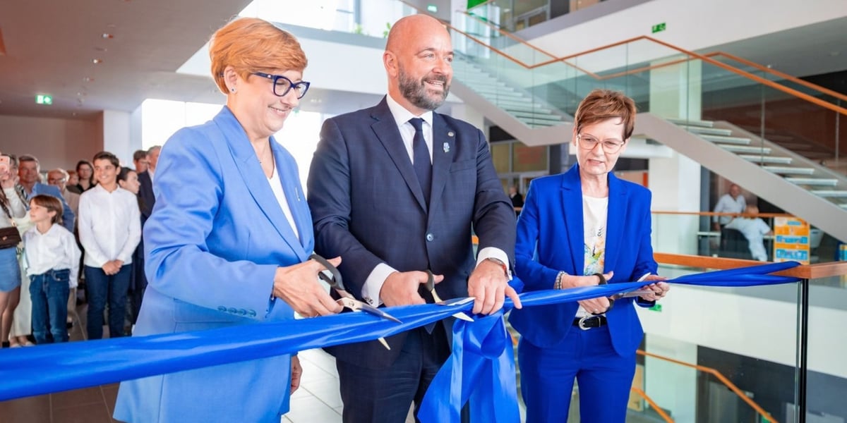 Symboliczne przecięcie wstęgi przez prezydenta Wrocławia, Jacka Sutryka