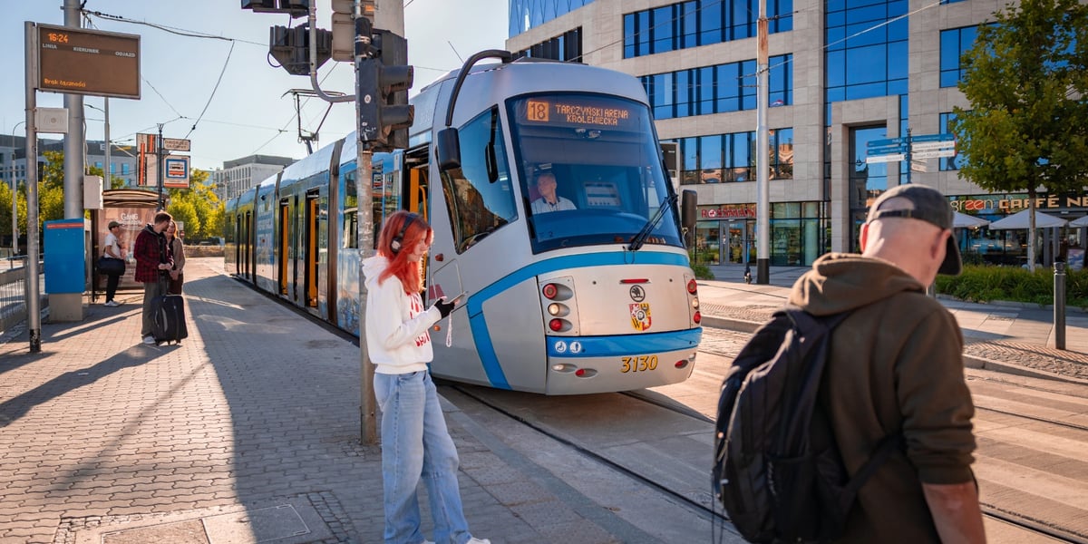 tramwaj linii 18 na przystanku Dworzec Główny PKP na ul. Peronowej