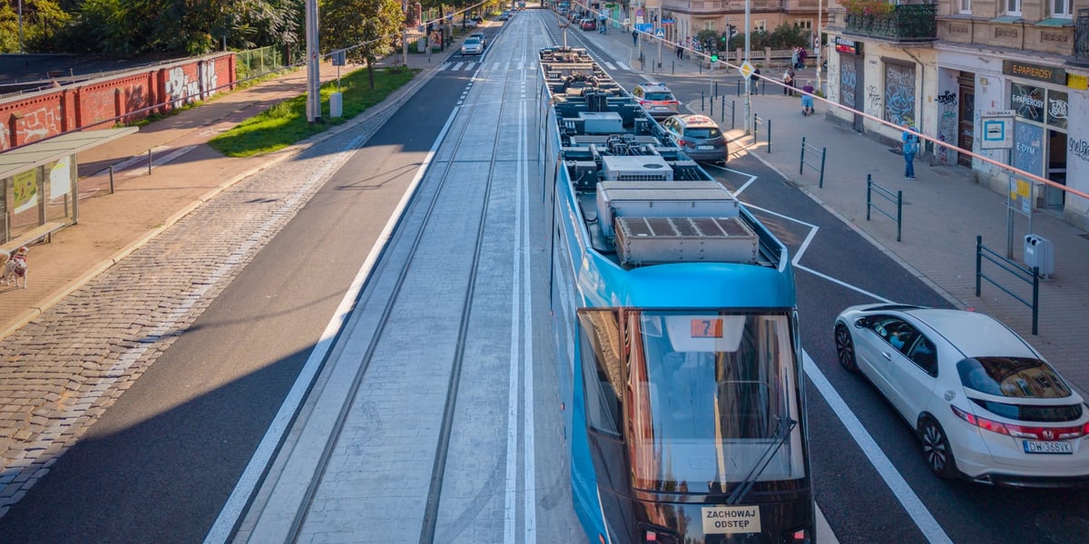 tramwaj linii 7 jedzie wyremontowanym torowiskiem na ul. Trzebnickiej