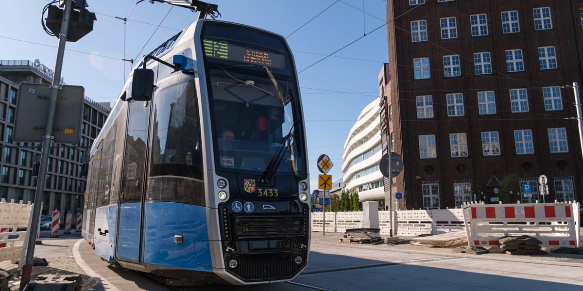 Tramwaj linii 12 przejeżdża przez skrzyżowanie ul. Traugutta i Krasińskiego