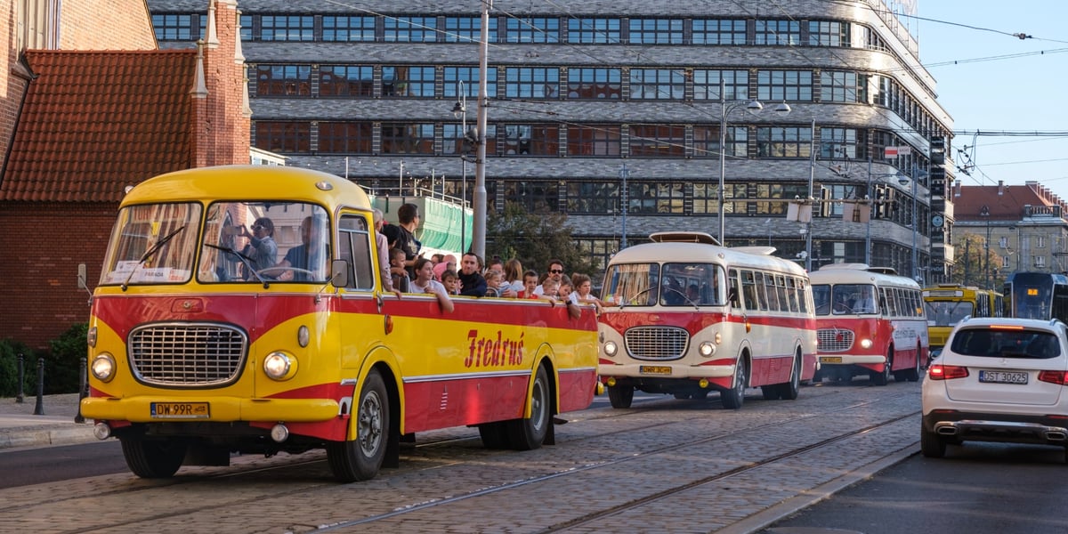 Parada Zabytkowych Autobusów: na przodzie wrocławski „Fredruś”, dalej inne pojazdy jadące ul. Świdnicką