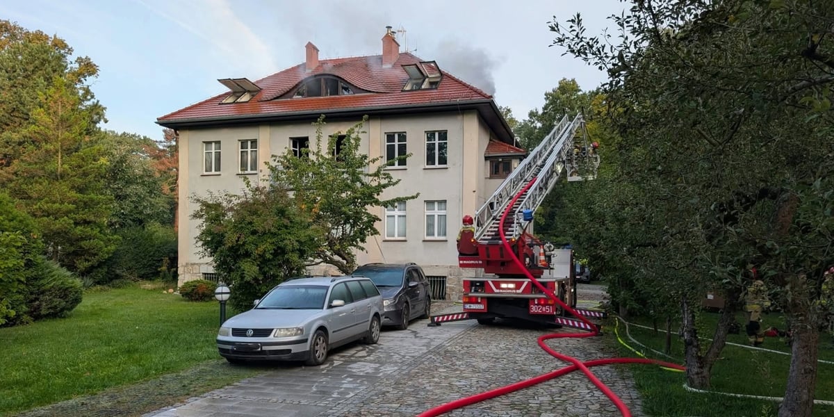 pożar na Wielkiej Wyspie: wóz straży pożarnej podczas akcji gaszenia poddasza w domu mieszkalnym