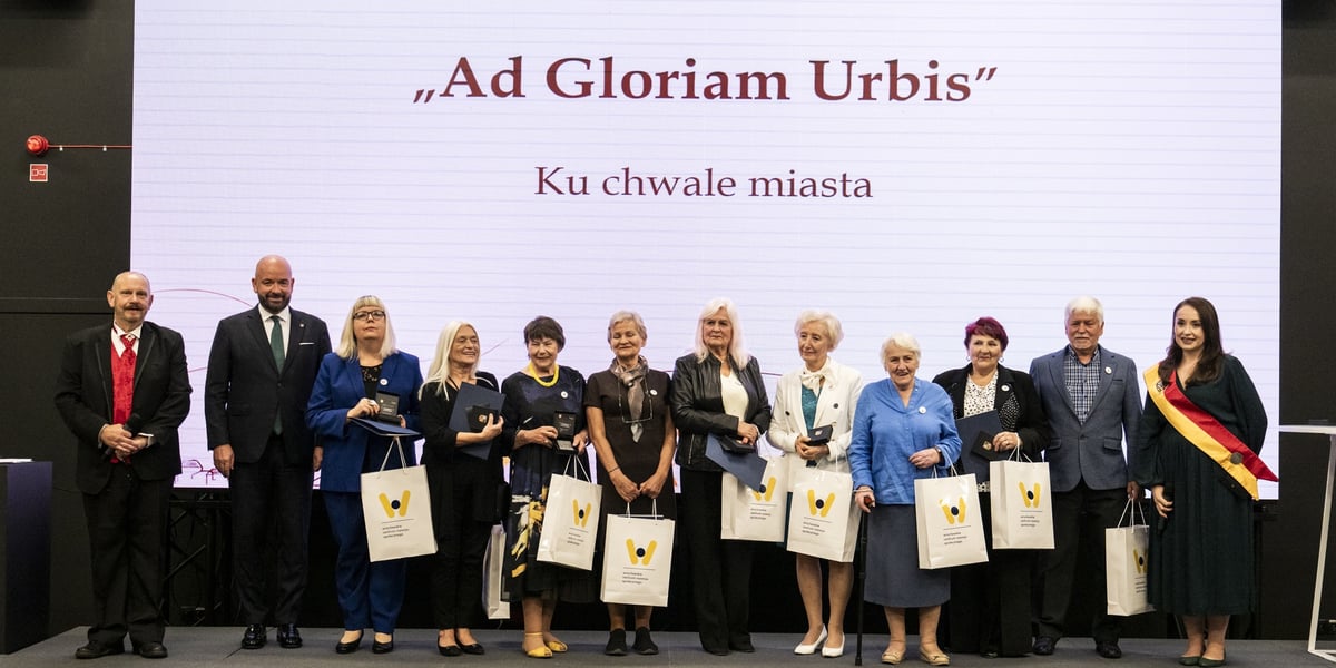 Laureatki i laureat medali "Ad Gloriam Urbis" na Forum Liderów Seniralnych