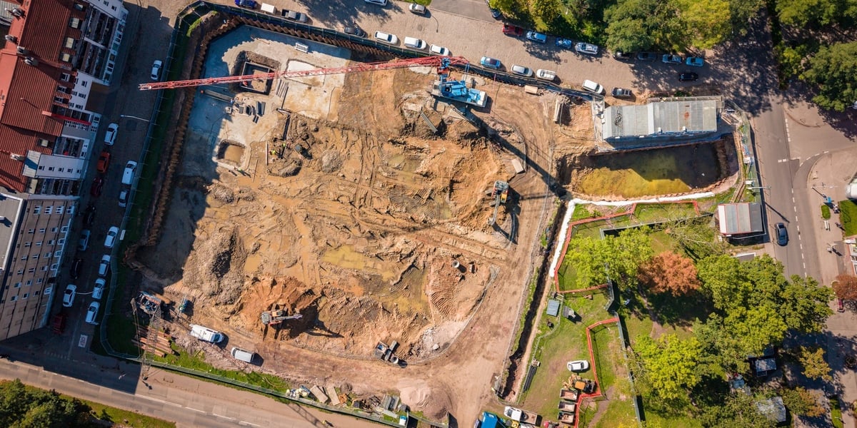 Widok z góry na plac budowy TBS-u Wrocław przy stacji kolejowej Wrocław Brochów (ul. Mościckiego, Semaforową, Pakistańską i Wietnamską), wrzesień 2026