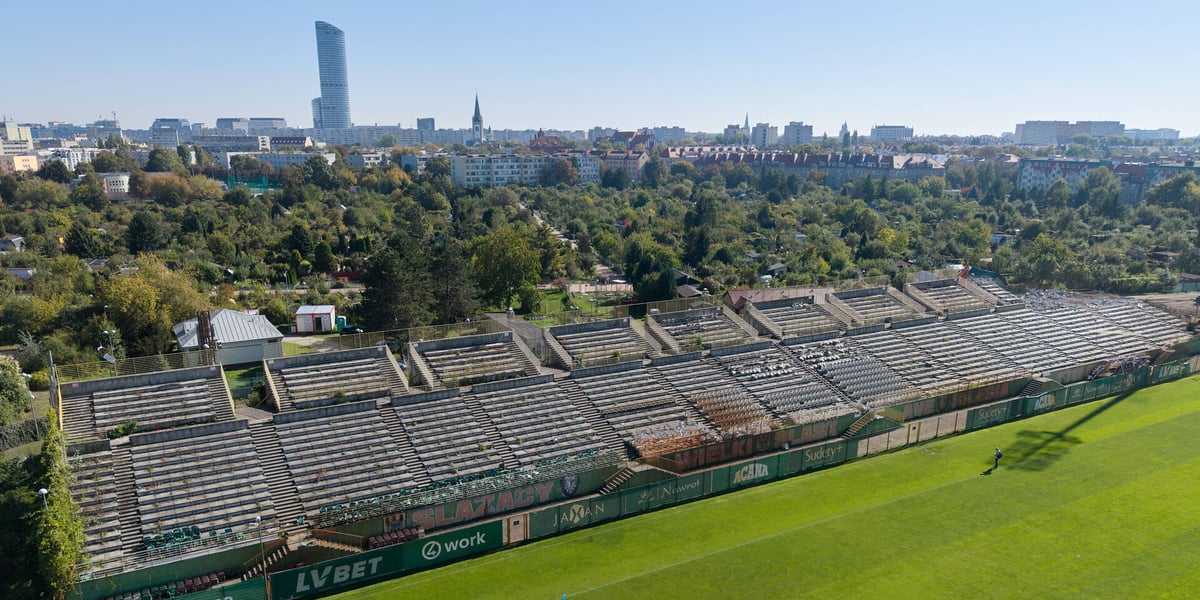 Widok na wyburzaną odkrytą trybunę na Stadionie Oporowska, 29 września 2026