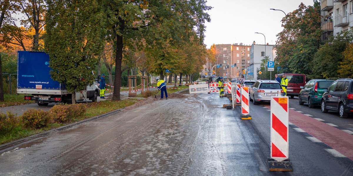 Usuwanie awarii rurociągu w rejonie placu Orląt Lwowskich. 