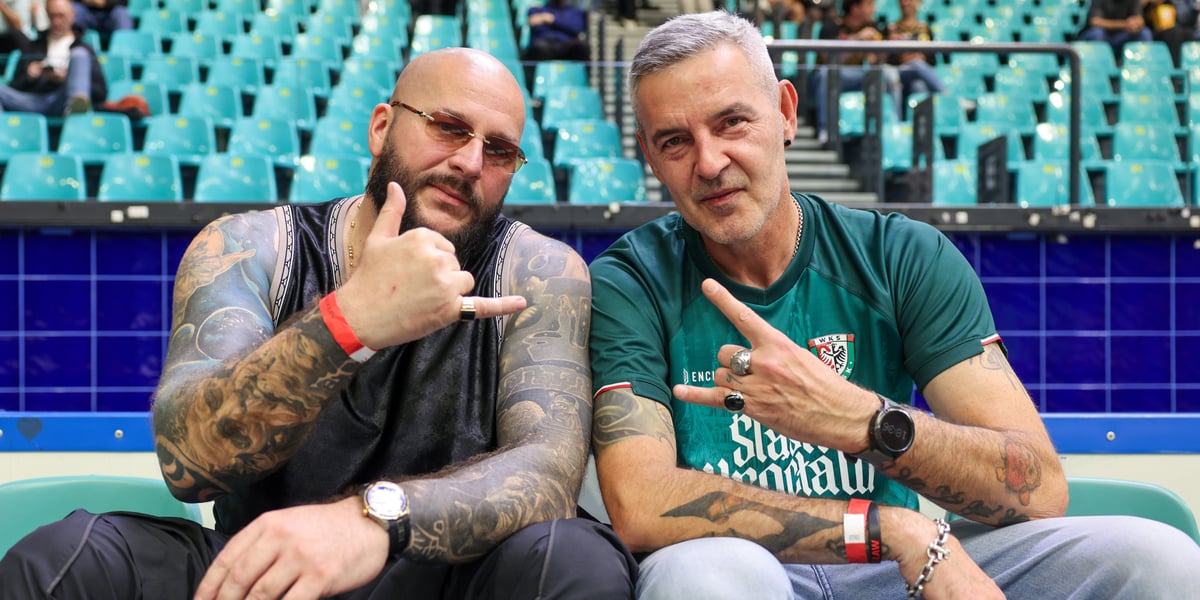 Waldemar Kasta (raper) i Maciej Zieliński (legenda koszykarskiego Śląska) siedzą na trybunie podczas meczu Śląska w 1. kolejce Eurocupu 2026/2027