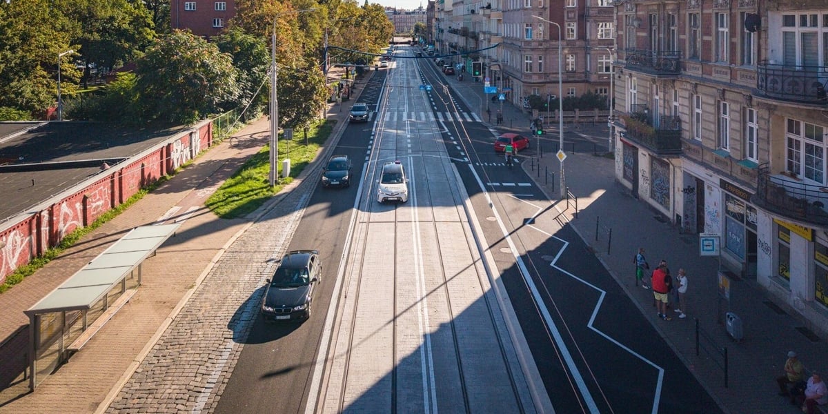 Widok z góry na ul. Trzebnicką z wyremontowanym torowiskiem i samochodami, wrzesień 2026