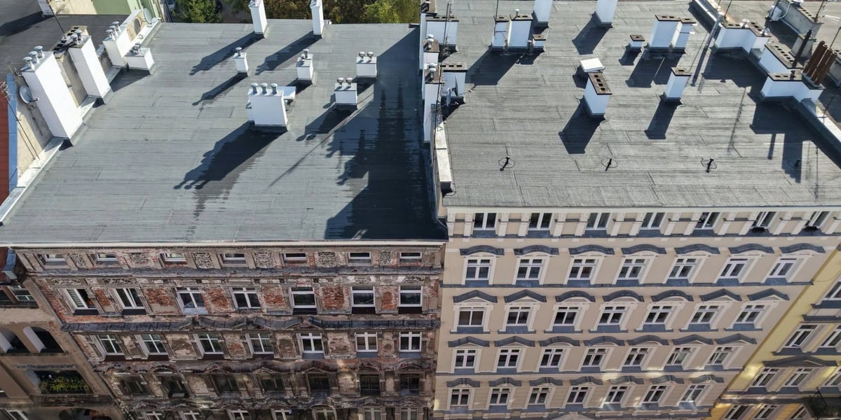 Kamienica przy ul. Baryckiej 9 - widok z drona na wyremontowany dach 