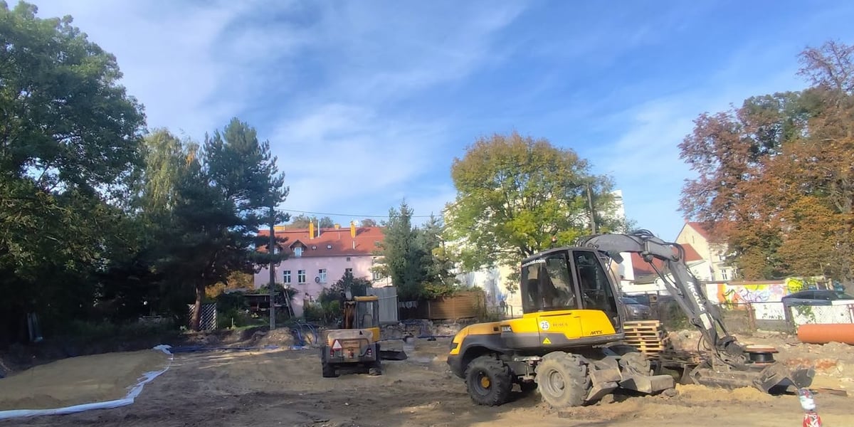 Prace przy przebudowie terenu dawnego targowiska przy ul. Skoczylasa na osiedlu Leśnica, 05.10.2026