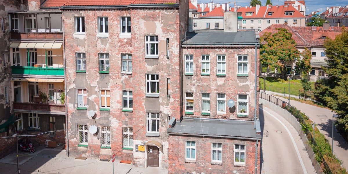 Widok na kamienicę przy ul. Wyszyńskiego 105 A w oficynie.