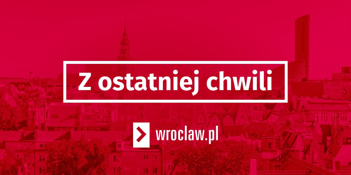Czerwona plansza z napisem Z OSTATNIEJ CHWILI