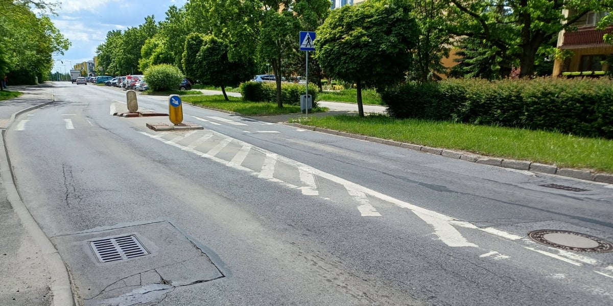 Ulica Żmudzka przed remontem - widok na popękaną nawierzchnię w rejonie przejścia dla pieszych