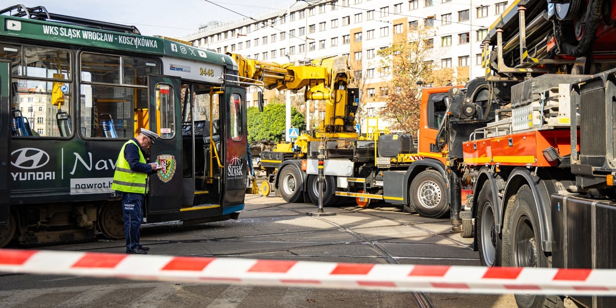 zdjęcie z miejsca zdarzenia: dźwig podnosi uszkodzony tramwaj