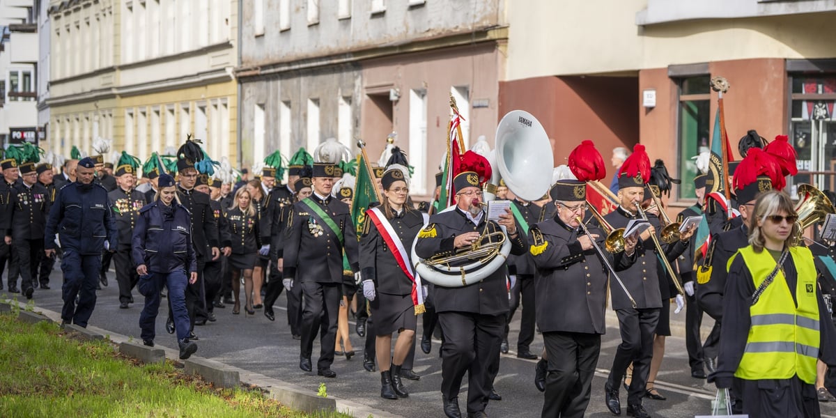 Uroczysty pochód górników pod gmachem głównym Politechniki Wrocławskiej