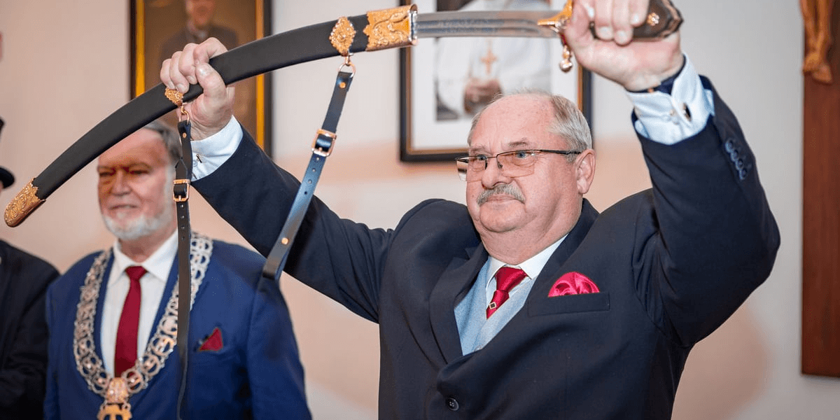 70. Święto Rzemiosła Dolnośląskiego, Wrocław, 11.10.2026. Mężczyzna trzyma nad głową szablę. 