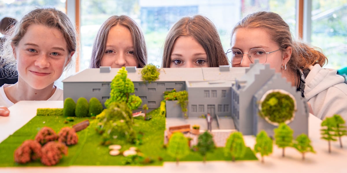 ReWild - warsztaty w Odra Centrum. Wrocław, 12.10.2026. Na zdjęciu uczennice szkoły przy ul. Solskiego przy swoim projekcie terenów zielonych.