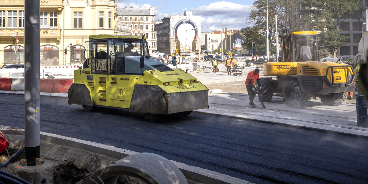 We wtorek 13 października na budowie węzła Drobnera-Dubois wykonawca asfaltował nowe jezdnie 