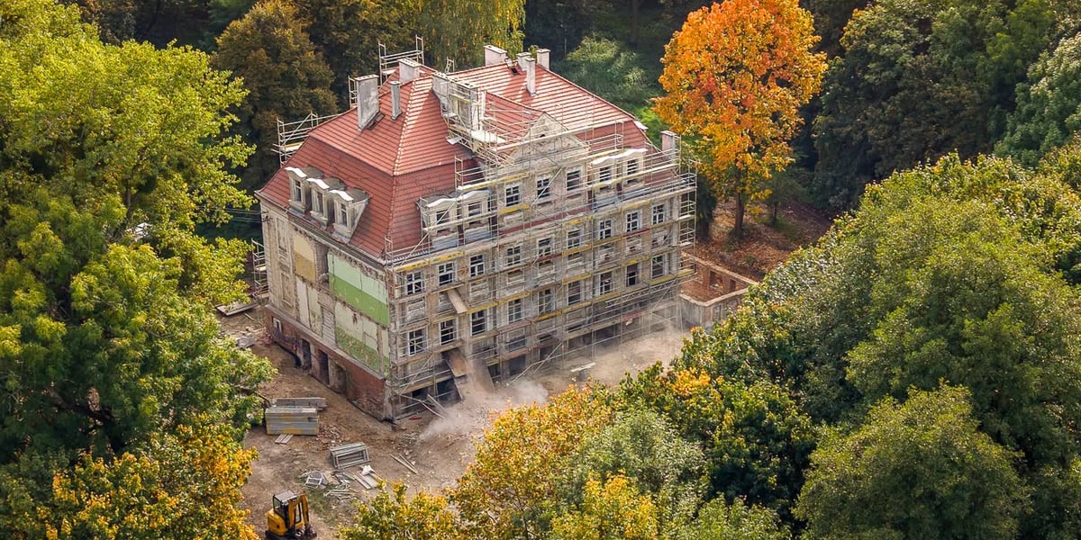 Barokowy pałac w Twardogórze w remoncie. Widok na historyczny budynek z lotu ptaka